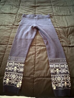torrid Navy Leggings with Ivory Fair Isle Skull Border size 0